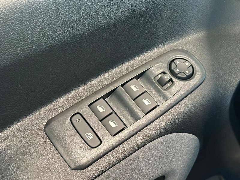 Peugeot Rifter (2026) GT BlueHDi 130 EAT8 - fotka 10 z 23