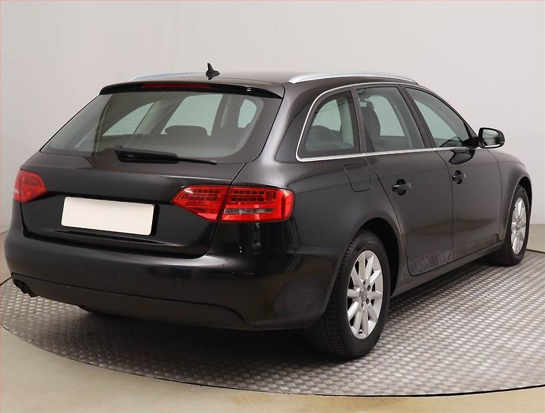 Audi A4 (2009) Ambiente 2.0 TDI, Serv.kniha - fotka 5 z 19