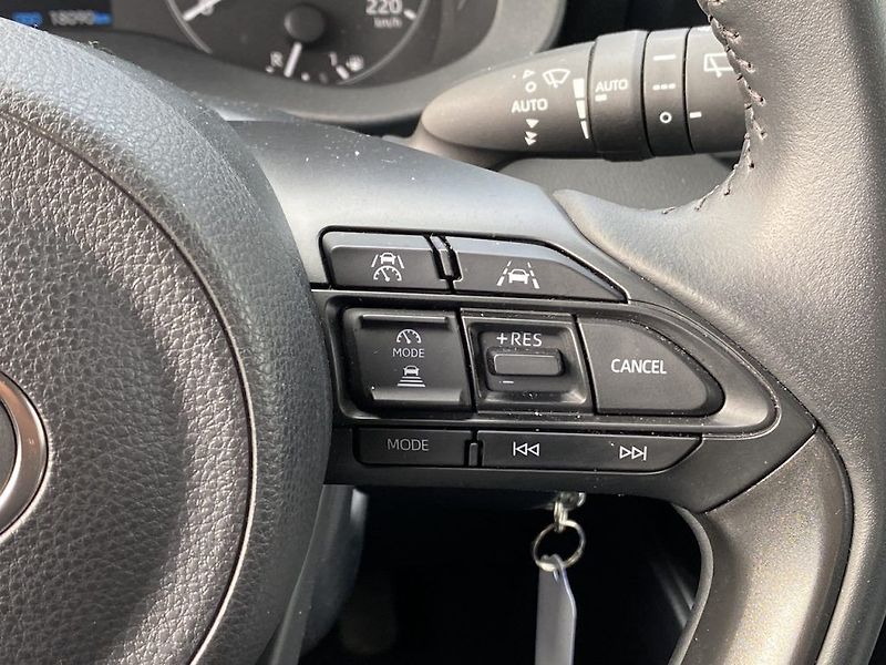 Toyota Yaris 1.5HEV, ČR-1m, Comfort, DPH - fotka 18 z 29