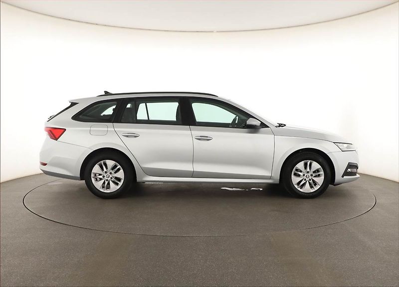 Škoda Octavia (2023) Ambition 2.0 TDI, ČR,1.maj - fotka 6 z 15