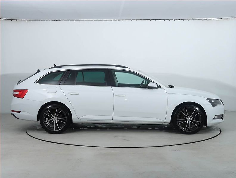 Škoda Superb (2017) Ambition 2.0 TDI, Navi, Xenony - fotka 6 z 22
