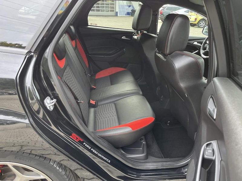 Ford Focus ST 2.0 EB 184 kW serviska - fotka 10 z 19