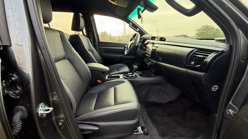 Toyota Hilux AT INVINCIBLE - fotka 15 z 23