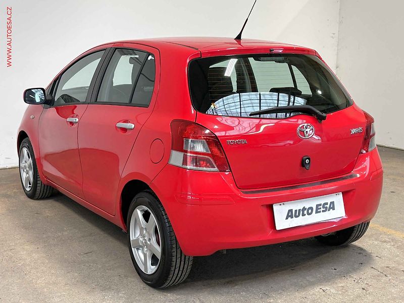 Toyota Yaris (2010) 1.0 i, ČR, STK10/28, AC - fotka 6 z 15