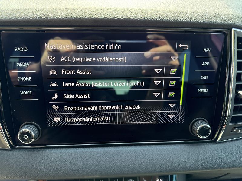 Škoda Karoq 1,5 TSi/110kW DSG - STYLE,TZ,. - fotka 30 z 88