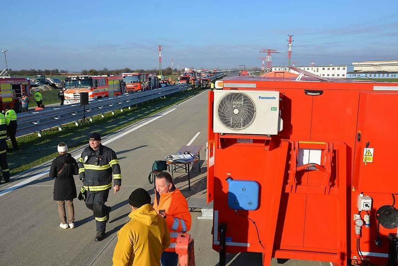 Cvičení, které mělo prověřit všechny složky Integrovaného záchranného systému při hromadné nehodě, se konalo ve středu dopoledne na nově postavené D1 u Přerova.