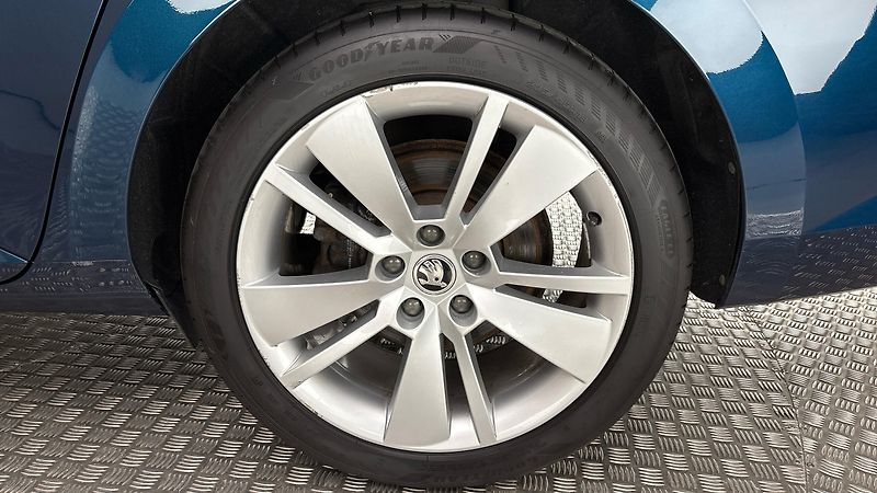 Škoda Superb 2.0 TDI DSG Ambition Combi - fotka 19 z 26