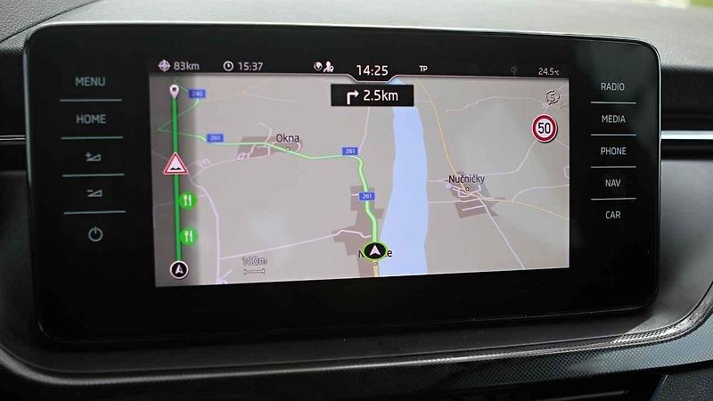 Škoda Scala a Říp v pozadí
