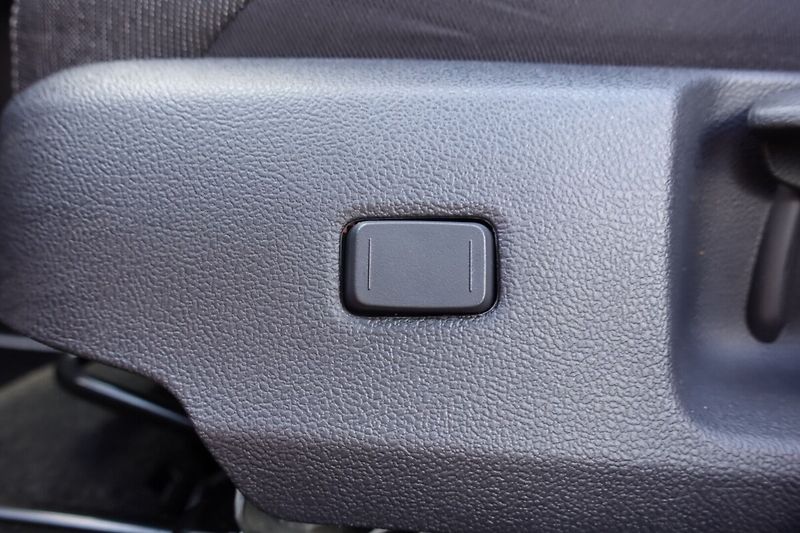 Toyota Corolla 2,0HSD e-CVT Comfort Tech - fotka 18 z 33