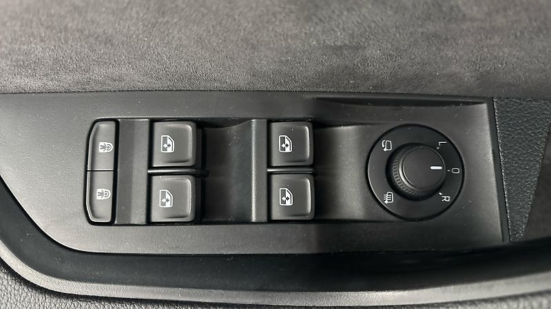 Škoda Superb 2.0 TDI DSG Sportline Combi - fotka 24 z 32