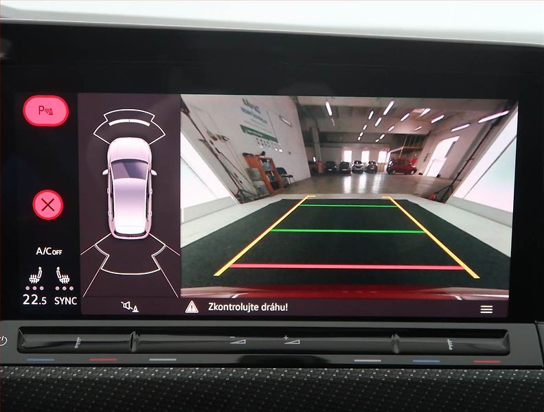 Volkswagen Golf (2020) R-Line 1.5 eTSI - fotka 20 z 21