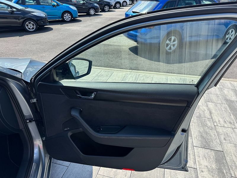 Škoda Superb (2021) Sportline 2.0 TSI DSG 4x4 - fotka 30 z 40