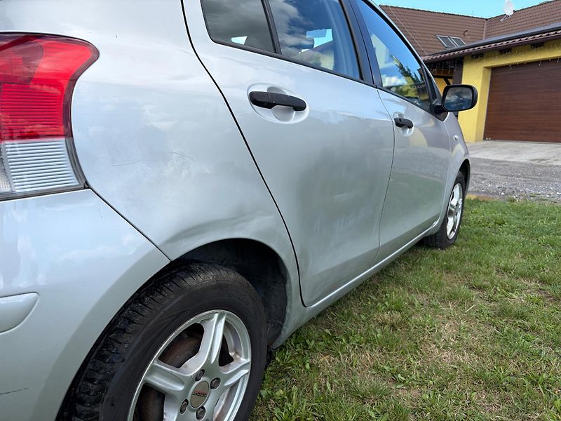 Toyota Yaris (2010) 1.0 VVT-i, Parkovací senzory - fotka 7 z 9