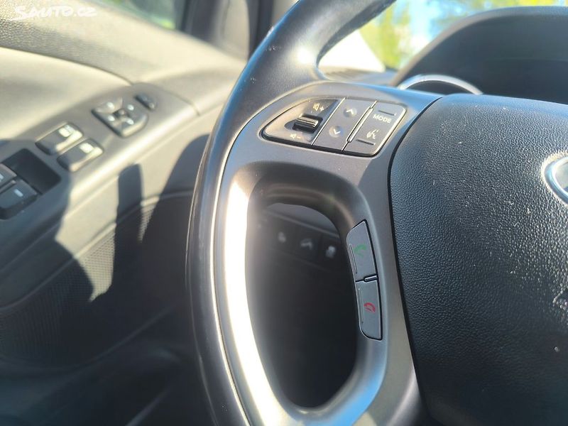 Hyundai ix35 2.0D4X4,90KM,MAX VÝBAVA,KRÁSNÝ - fotka 17 z 27