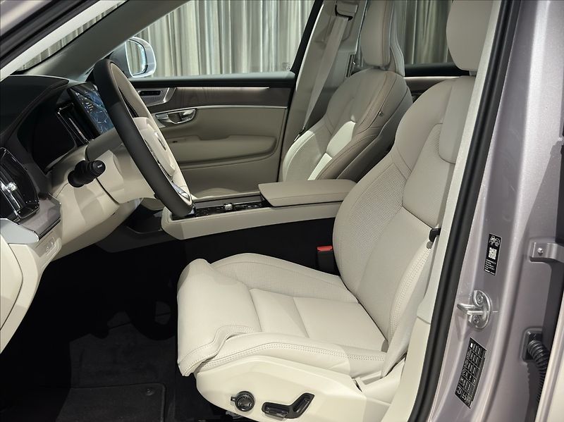 Volvo XC90 (2026) 2,0 T8  Plus Bright - fotka 16 z 41