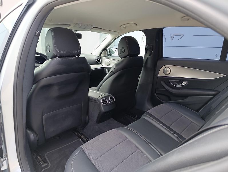 Mercedes-Benz Třídy E 220d 143kW 4MATIC ČR  - fotka 14 z 34