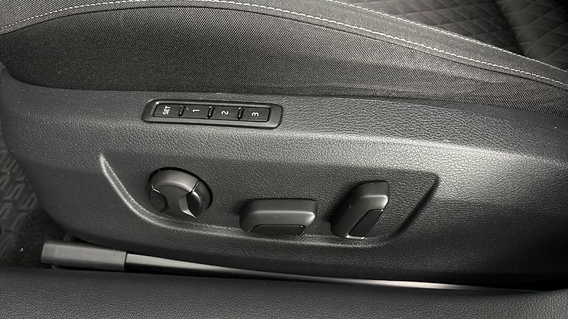 Škoda Superb 2.0 TDI Ambition Combi - fotka 21 z 29