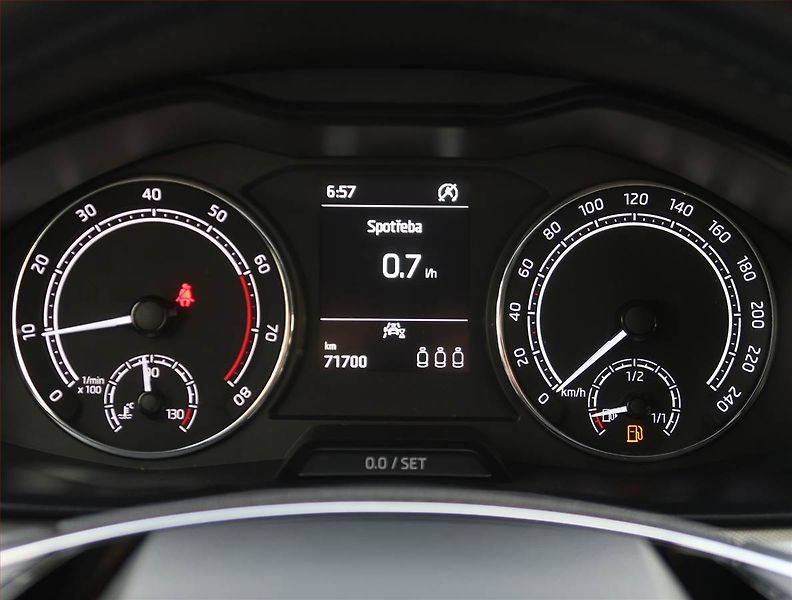 Škoda Scala (2021) Ambition 1.0 TSI, Tempomat - fotka 11 z 20