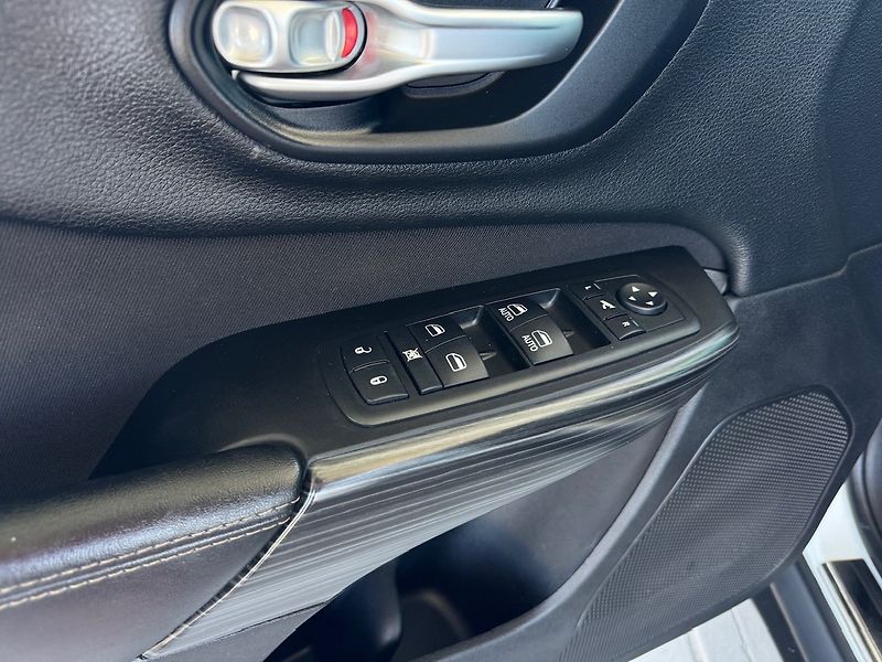 Jeep Cherokee (2015) 2.0 L TD Longitude - fotka 12 z 50