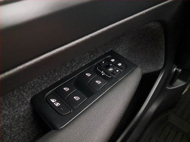 Volvo XC40 (2026) Plus B3 - fotka 19 z 20