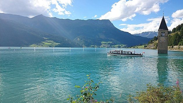 Kostelní věž na Reschensee je turistickou atrakcí podobně jako kostel uprostřed Novomlýnských nádrží., zdroj: Wikimedia Commons, Noclador, CC BY-SA 3.0