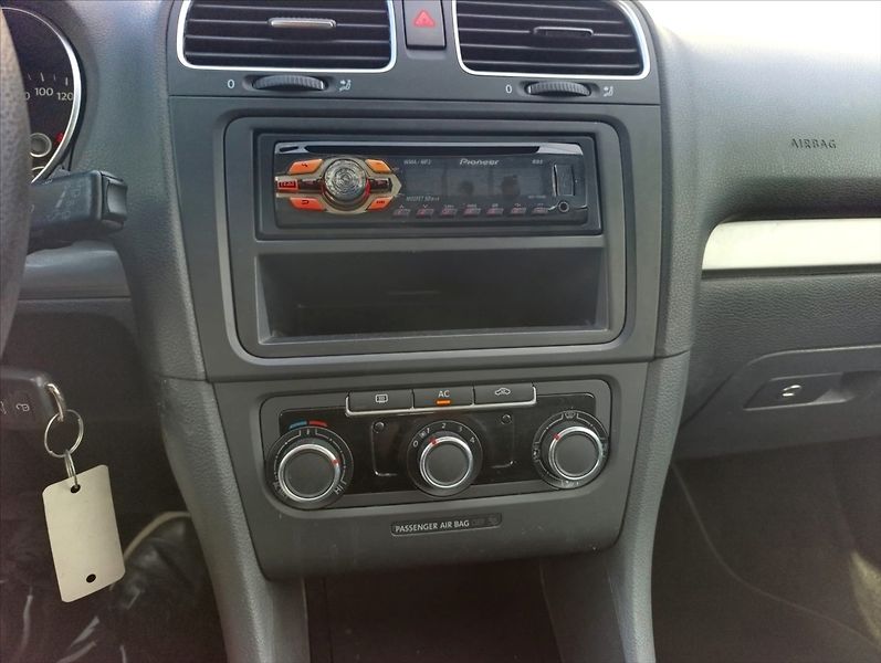 Volkswagen Golf 1,6 TDi Klimatizace - fotka 17 z 29
