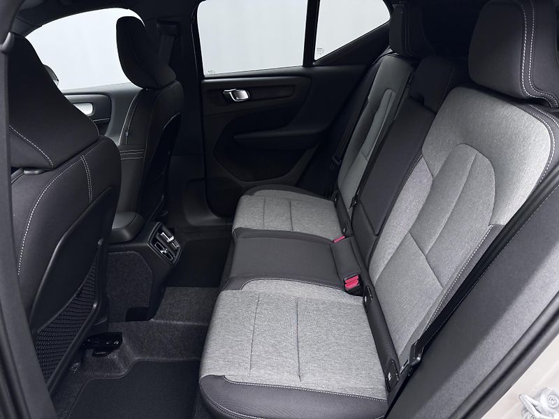 Volvo XC40 (2026) B3 AUT DARK PLUS - fotka 6 z 24