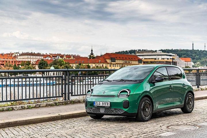 Tento malý elektromobil už budí zaslouženou pozornost v ulicích našeho hlavního města.