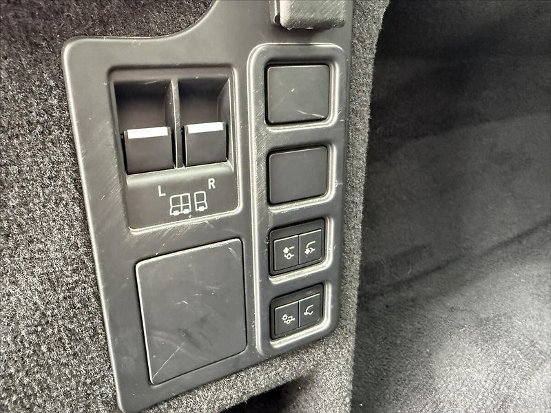 Land Rover Discovery 3,0 R-DYNAMIC SE D300 - fotka 25 z 26