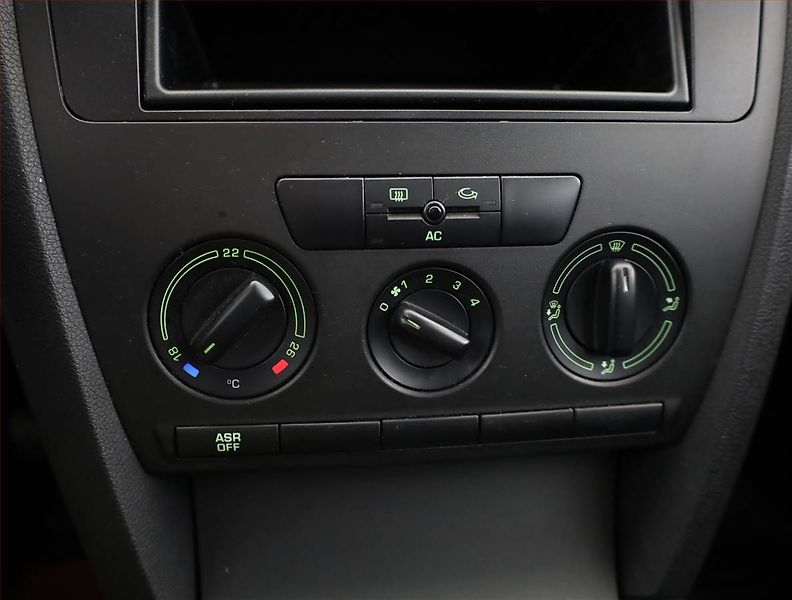 Škoda Octavia (2009) 1.9 TDI, nová STK, zamluveno - fotka 11 z 16