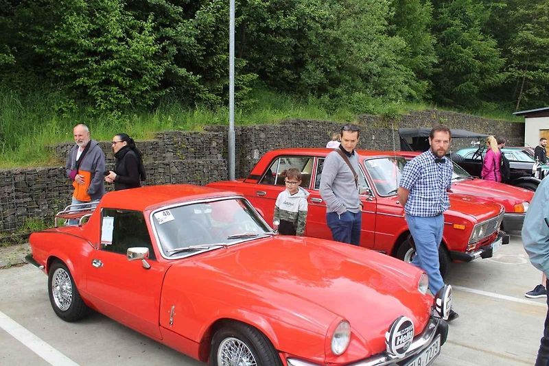 Na Centrální parkoviště P1 ve Skiareálu Ještěd se sjelo přes sedm desítek účastníků.