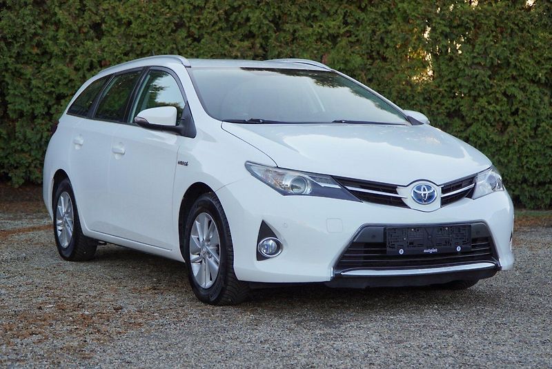 Toyota Auris 1.8 HYBRID ACTIVE+ - fotka 2 z 24