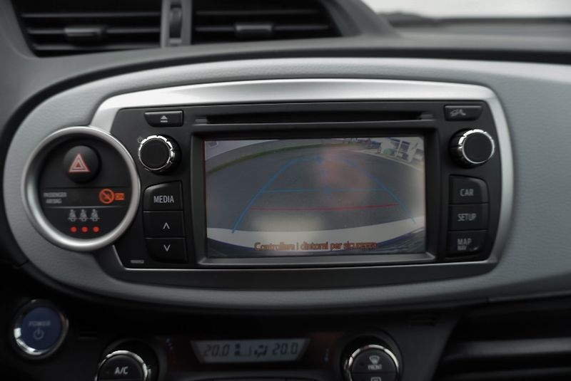 Toyota Yaris 1.5 Hybrid LOUNGE - fotka 15 z 23