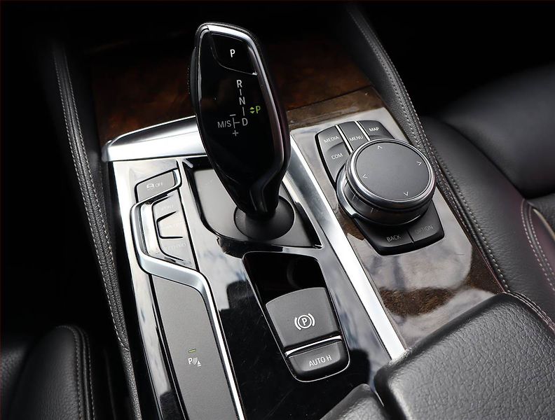BMW Řada 5 (2017) 530d xDrive - fotka 16 z 27