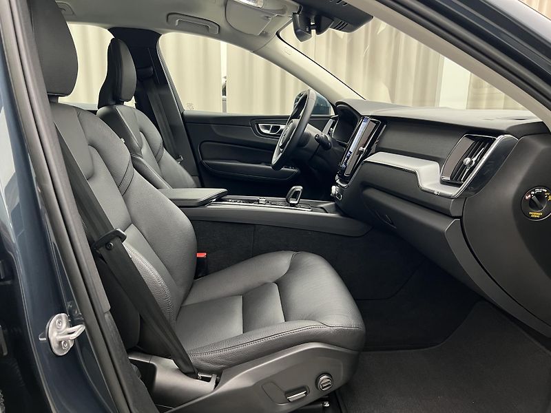 Volvo XC60 B4 AWD MOMENTUM PRO AUT - fotka 18 z 40