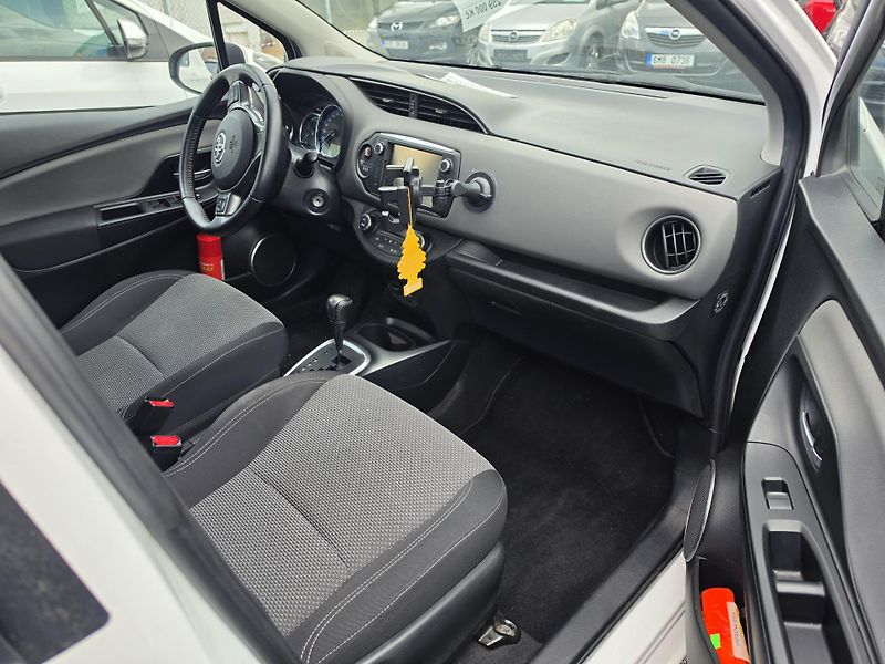 Toyota Yaris 1.5 Hybrid Automat  - fotka 14 z 16