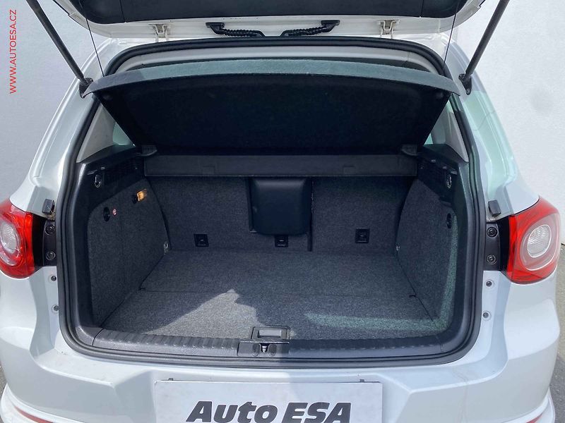 Volkswagen Tiguan (2010) 2.0 TDi 4x4, ČR, R-Line, DSG - fotka 7 z 18