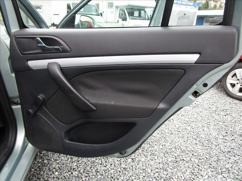 Škoda Octavia Combi 1.9TDi Ambiente, Klima - fotka 23 z 41