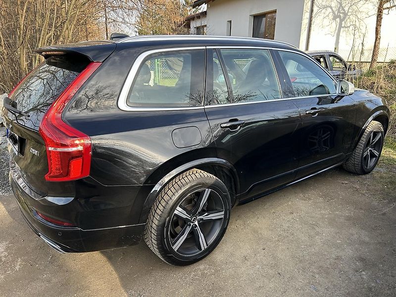 Volvo XC90 (2019) D5 AWD R-Design Drive-E 2.0 - fotka 2 z 8