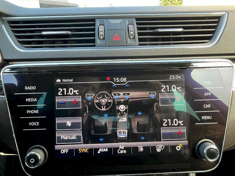 Škoda Superb (2019) 2.0 TDI 140kW L&K 4x4 DSG - fotka 21 z 27