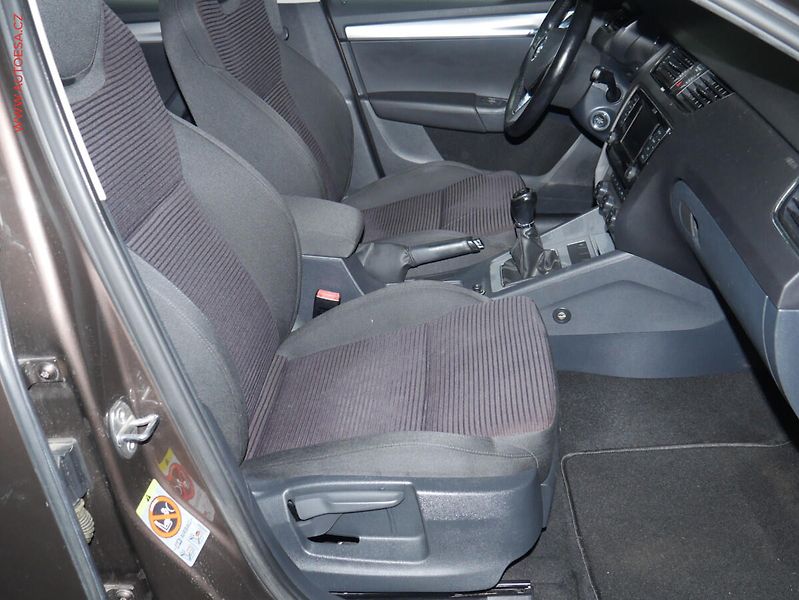 Škoda Octavia (2013) 1.6 TDi, ČR, Sport, bixen, - fotka 12 z 21