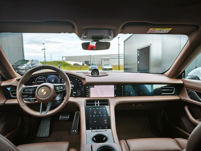 Porsche Taycan 4 Cross Turismo HuD BOSE Masáž - fotka 14 z 23