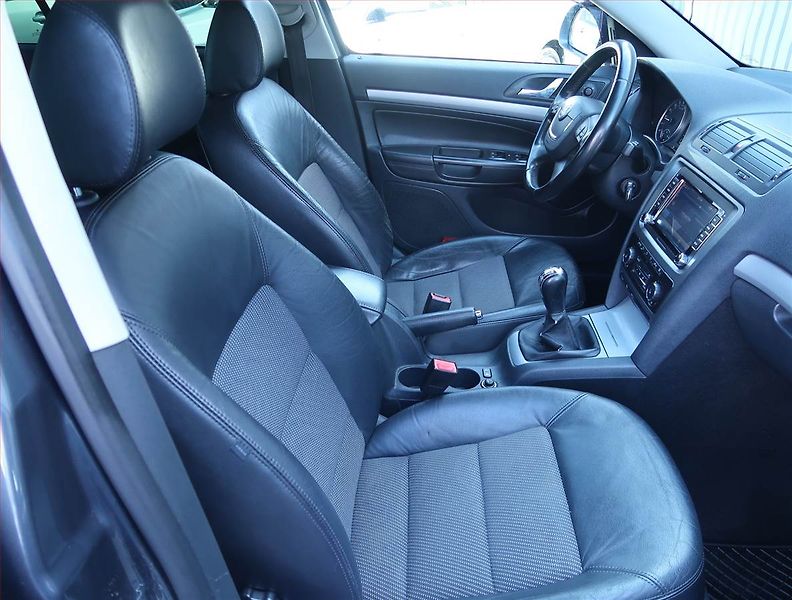 Škoda Octavia (2010) Elegance 2.0 TDI, Xenony - fotka 9 z 15