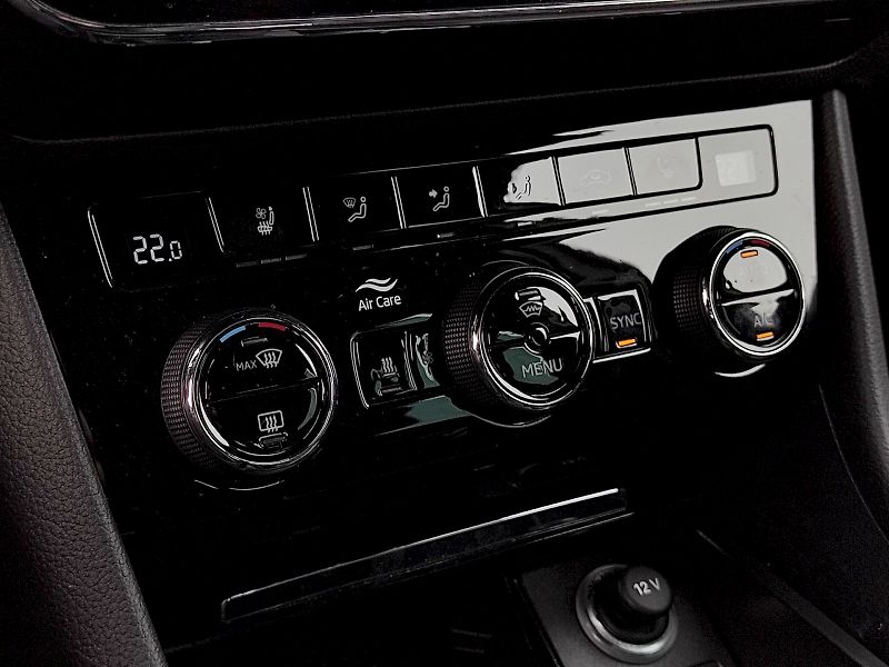 Škoda Superb (2023) Combi L&K 2,0 Tsi 206 Kw 4x4 D - fotka 24 z 43