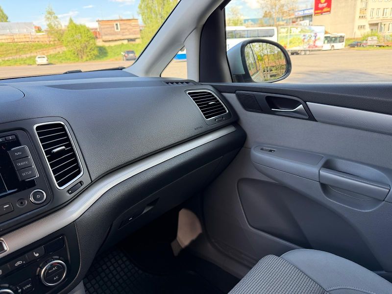 Volkswagen Sharan 2,0 TDI DSG Comfortline/servis - fotka 21 z 30
