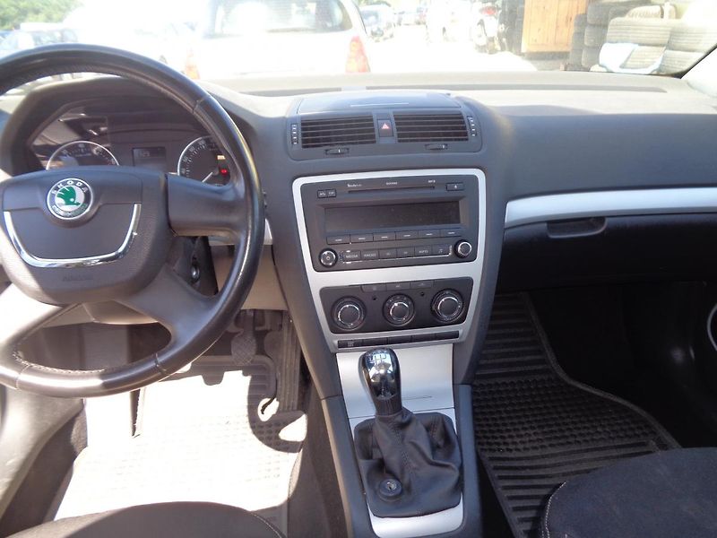 Škoda Octavia 1,6 MPI - fotka 14 z 16