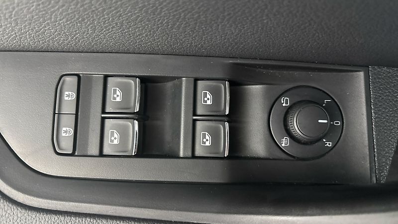 Škoda Superb 2.0 TDI DSG L&K Combi - fotka 25 z 36