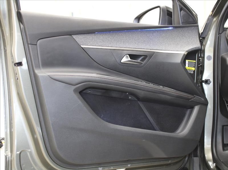 Peugeot 5008 1,6 PT 133kW 8AT GT-line 7míst - fotka 17 z 27