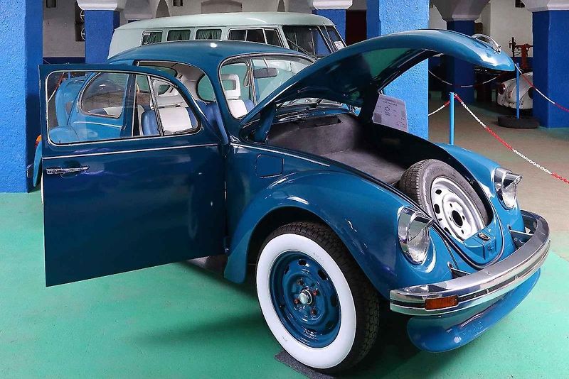01 - Automobilový nadšenec a sběratel Jaromír Kostlivý otevřel ve Stodu u Plzně nové muzeum veteránů věnované vozům značek Volkswagen Brouk a Porsche. Návštěvníci uvidí naleštěné brouky i auta v procesu renovace, expozice čítá na 40 vozů.