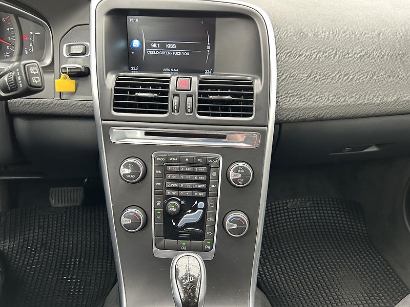 Volvo XC60 2.0  D4 Momentum - fotka 17 z 25